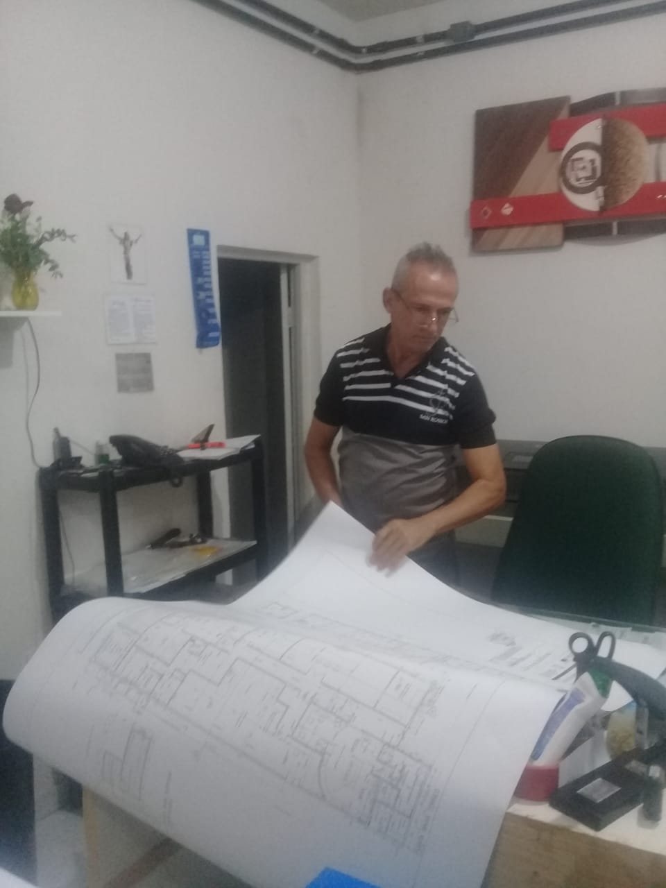 Conferência de um projeto impresso na loja